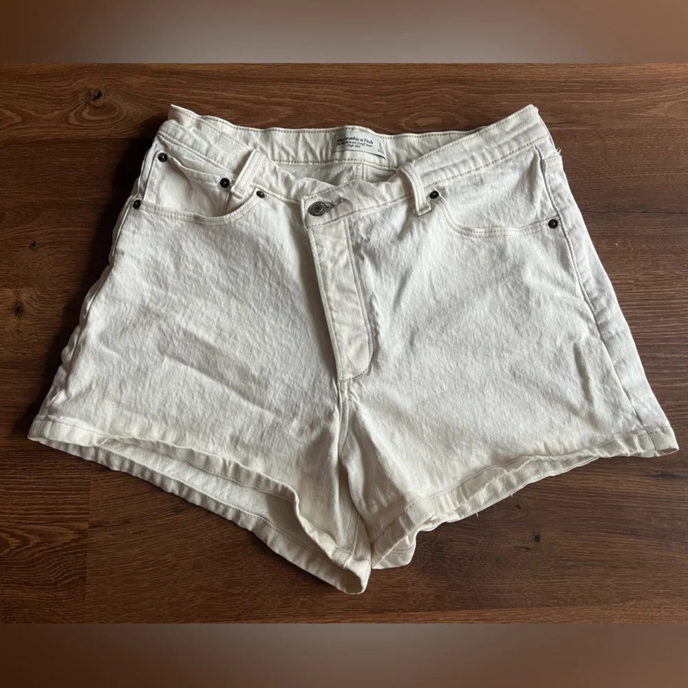 The 90s Relaxed Cut Off Short Criss Cross for Summer